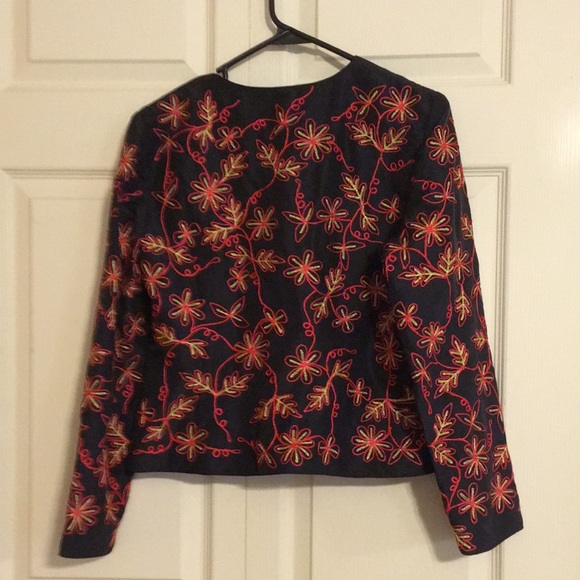 Maggy L Land light weight jacket or can be worn as a top. - Picture 5 of 6